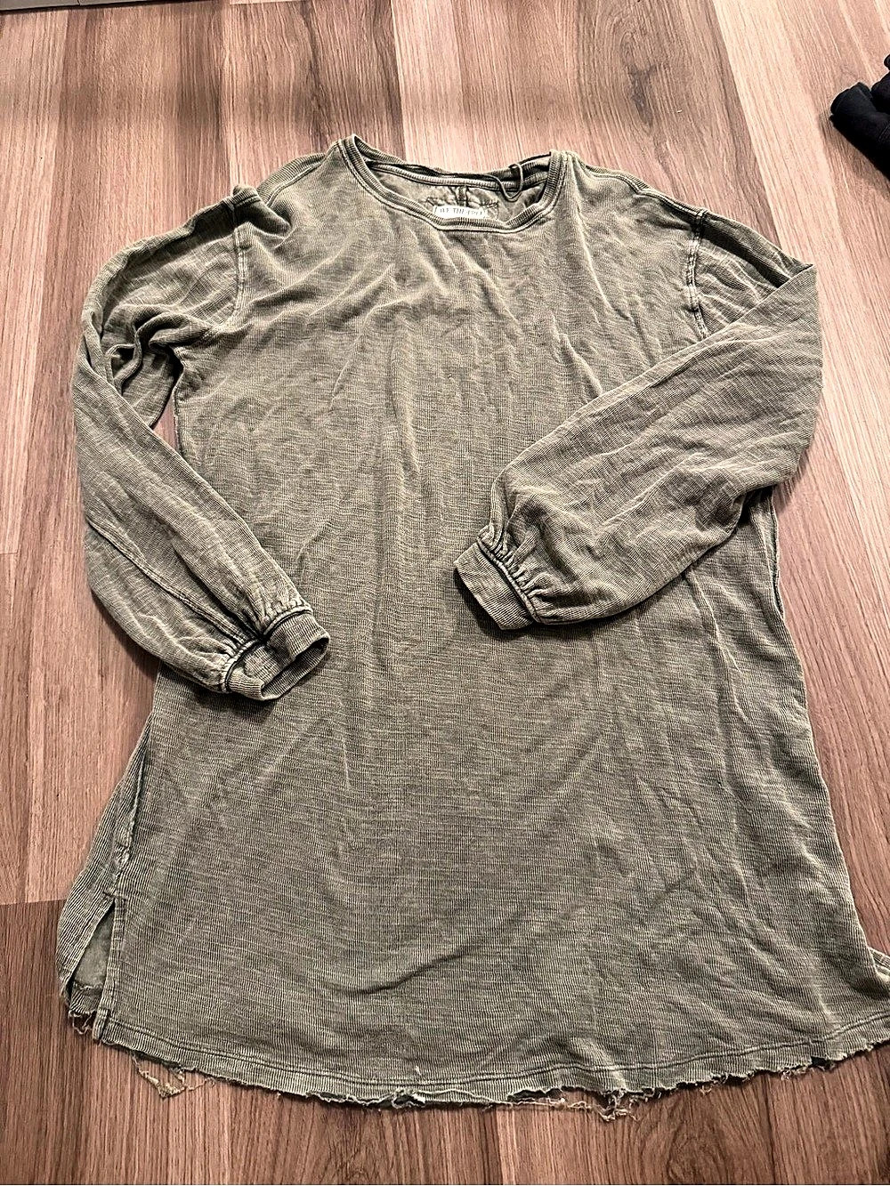WE THE FREE Long Sleeve Distressed Tee in Green Size Medium